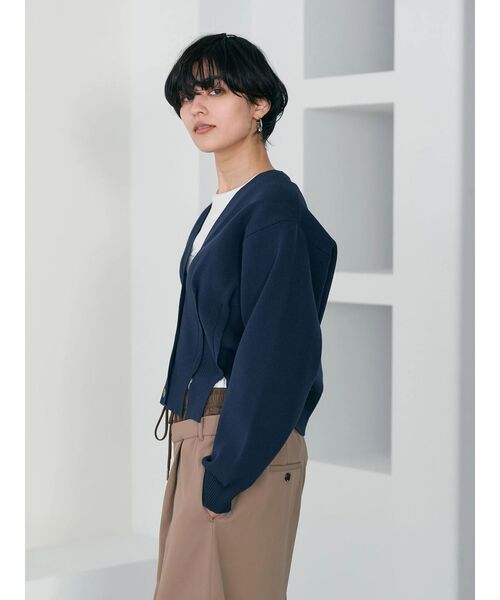 Editt by YECCA VECCA(エディットバイイェッカヴェッカ)の「タックスリットVネックカーディガン(カーディガン/ボレロ・レディース・ライトベージュ/イエロー/ネイビー・FREE)」の13枚目の写真