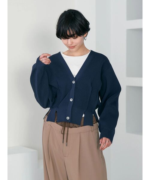 Editt by YECCA VECCA(エディットバイイェッカヴェッカ)の「タックスリットVネックカーディガン(カーディガン/ボレロ・レディース・ライトベージュ/イエロー/ネイビー・FREE)」の1枚目の写真