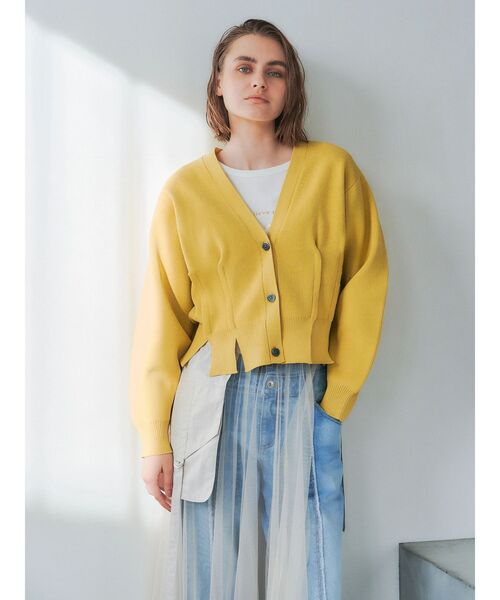 Editt by YECCA VECCA(エディットバイイェッカヴェッカ)の「タックスリットVネックカーディガン(カーディガン/ボレロ・レディース・ライトベージュ/イエロー/ネイビー・FREE)」の3枚目の写真