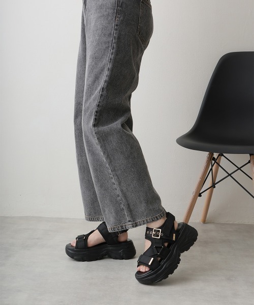 DEMETER（デメテル）の「厚底 ボリュームソール ベルクロ バックル スポーツサンダル（サンダル・レディース・ブラック×ブラック/アイボリー・S/M/L/LL）」の8枚目の写真