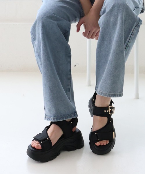 DEMETER（デメテル）の「厚底 ボリュームソール ベルクロ バックル スポーツサンダル（サンダル・レディース・ブラック×ブラック/アイボリー・S/M/L/LL）」の15枚目の写真
