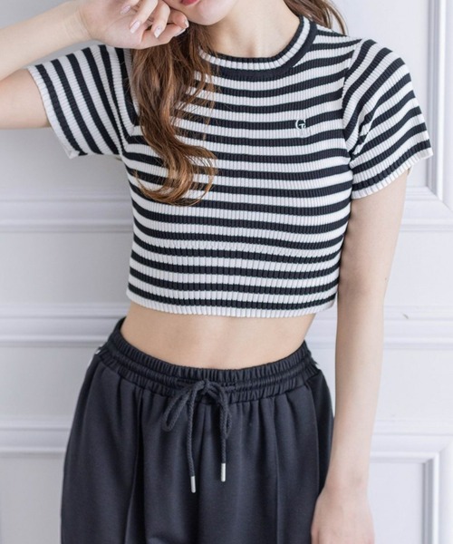 clear（クリア）の「ワンポイント刺繍半袖ショート丈ニットトップス[オフィスカジュアル 着回し抜群 大人 カジュアル] ≪2024AW新作≫（ニット/セーター・レディース・ブラック/オフホワイト/杢グレー/ピンク/ブラック×ホワイト/ミント/ブルー系その他・F）」の4枚目の写真