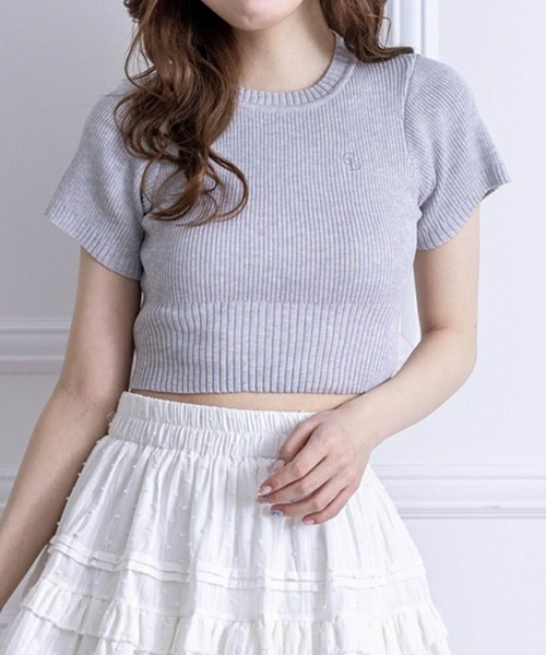 clear（クリア）の「ワンポイント刺繍半袖ショート丈ニットトップス