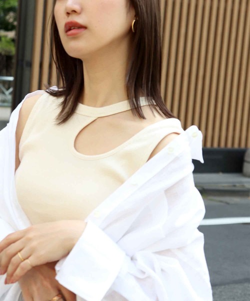 Jines(ジネス)の「ラメテレコ カットアウトデザインタンクトップ(タンクトップ・レディース・ブラック/オフホワイト/ベージュ・38)」の2枚目の写真