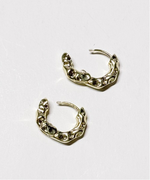 ANARKH(アナンケ)の「【ANARKH(アナンケ)】 エンボスデザイン フープピアス(ピアス(両耳用)・レディース・シルバー/ゴールド・FREE)」の3枚目の写真