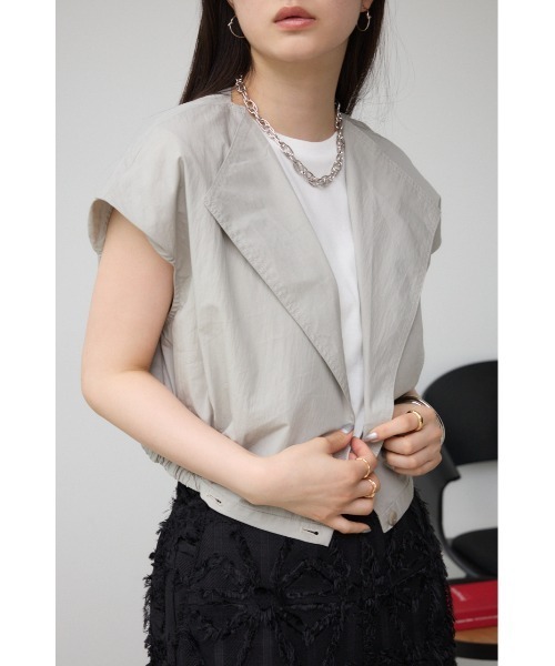 AZUL by moussy(アズールバイマウジー)の「ドロストリングギャザーシャツベスト(ベスト・レディース・ライトグレー/ブラック/ライトベージュ・FREE)」の4枚目の写真