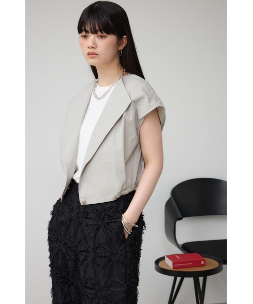 AZUL by moussy(アズールバイマウジー)の「ドロストリングギャザーシャツベスト(ベスト・レディース・ライトグレー/ブラック/ライトベージュ・FREE)」の6枚目の写真