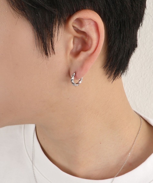 4INT.（フォイント）の「ツイスト ワンタッチ フープピアス