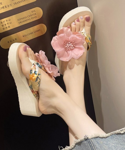 Miniministore(ミニミニストア)の「ビーチサンダル 花飾りトングサンダル厚底(サンダル・レディース・ブルー/ピンク/ライトパープル/イエロー・23.0cm/23.5cm/24.0cm/24.5cm/25.0cm)」の2枚目の写真