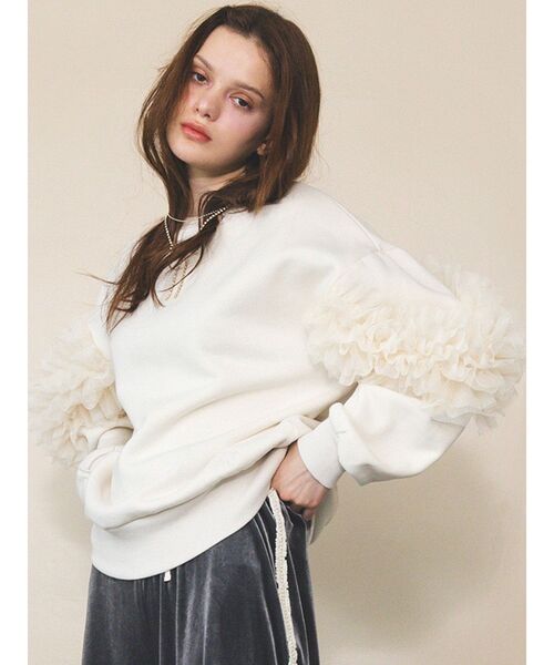 CALNAMUR（カルナムール）の「シアーフリルスウェット（スウェット・レディース・グレー/ブルー/アイボリー・FREE）」の4枚目の写真