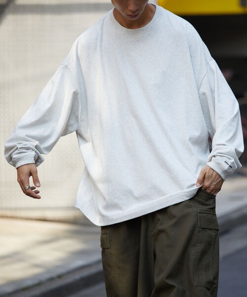 FREAK'S STORE（フリークスストア）の「限定展開 CHOW DOWN/チャウダウン ワイドシルエット ワンポイント刺繍 クルーネック ロングスリーブTシャツ（Tシャツ/カットソー・メンズ・チャコールグレー/グレー/ブラック/ホワイト/ネイビー・MEDIUM/SMALL/LARGE）」の10枚目の写真