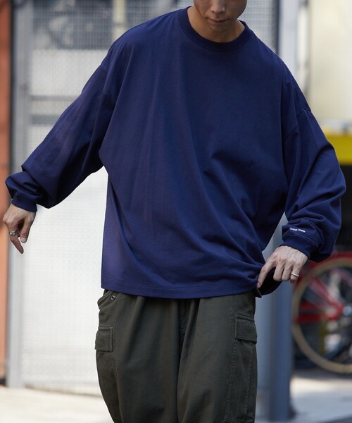 FREAK'S STORE（フリークスストア）の「限定展開 CHOW DOWN/チャウダウン ワイドシルエット ワンポイント刺繍 クルーネック ロングスリーブTシャツ（Tシャツ/カットソー・メンズ・チャコールグレー/グレー/ブラック/ホワイト/ネイビー・MEDIUM/SMALL/LARGE）」の8枚目の写真