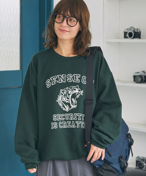 GILDAN（ギルダン）の「【GILDAN】ギルダン別注 カレッジ ロゴ オーバーサイズ グラフィックプリント スウェット（スウェット・レディース・グレー系1/ホワイト/グリーン/ネイビー/チャコールグレー/グレー系2・FREE）」の5枚目の写真