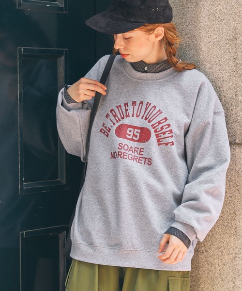 GILDAN（ギルダン）の「【GILDAN】ギルダン別注 カレッジ ロゴ オーバーサイズ グラフィックプリント スウェット（スウェット・レディース・グレー系1/ホワイト/グリーン/ネイビー/チャコールグレー/グレー系2・FREE）」の20枚目の写真