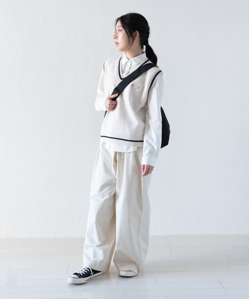 LOSUCA(ロスカ)の「ワンポイント刺繍入りラインVネックニットベスト / ワンポイント カレッジ スクール レトロ トラッド シティガール(ニット/セーター・レディース・オフホワイト/ネイビー/ベージュ・FREE)」の4枚目の写真