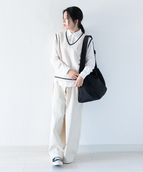 LOSUCA(ロスカ)の「ワンポイント刺繍入りラインVネックニットベスト / ワンポイント カレッジ スクール レトロ トラッド シティガール(ニット/セーター・レディース・オフホワイト/ネイビー/ベージュ・FREE)」の7枚目の写真