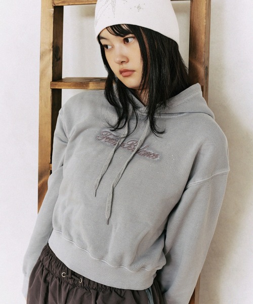 FCMM（エフシーエムエム）の「RHINSTONE CROP HOODIE/ライン