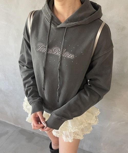 FCMM(エフシーエムエム)の「RHINSTONE CROP HOODIE/ラインストーンクロップフーディ(パーカー・レディース・ブラック/ライトブルー/グリーン・SMALL/MEDIUM)」の2枚目の写真