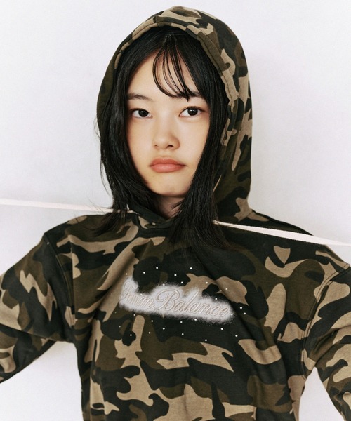 FCMM(エフシーエムエム)の「RHINSTONE CROP HOODIE/ラインストーンクロップフーディ(パーカー・レディース・ブラック/ライトブルー/グリーン・SMALL/MEDIUM)」の9枚目の写真