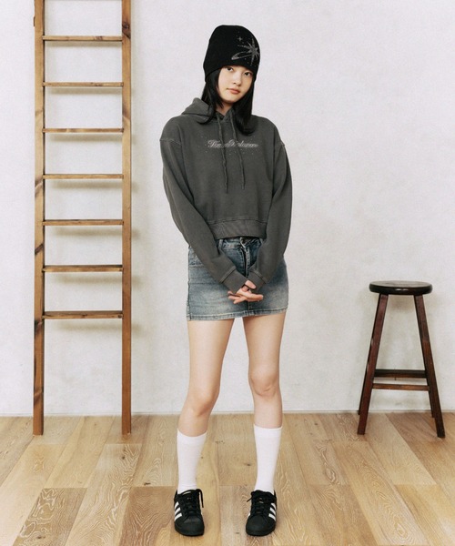 FCMM(エフシーエムエム)の「RHINSTONE CROP HOODIE/ラインストーンクロップフーディ(パーカー・レディース・ブラック/ライトブルー/グリーン・SMALL/MEDIUM)」の4枚目の写真