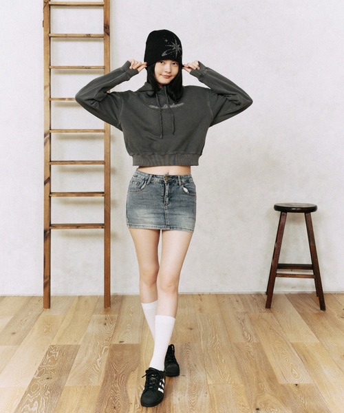 FCMM(エフシーエムエム)の「RHINSTONE CROP HOODIE/ラインストーンクロップフーディ(パーカー・レディース・ブラック/ライトブルー/グリーン・SMALL/MEDIUM)」の5枚目の写真