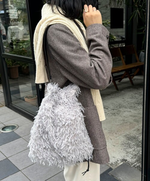 fredy emue（フレディエミュ）の「フェザーワンハンドルドロストバッグ（ハンドバッグ・レディース・ライトグレー/アイボリー・FREE）」の2枚目の写真