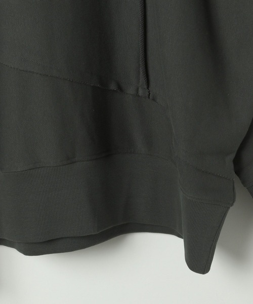 LEPSIM（レプシィム）の「アシメ切り替えプルオーバー　150585（スウェット・レディース・グレー/チャコールグレー/レッド/グレイッシュベージュ・FREE）」の5枚目の写真