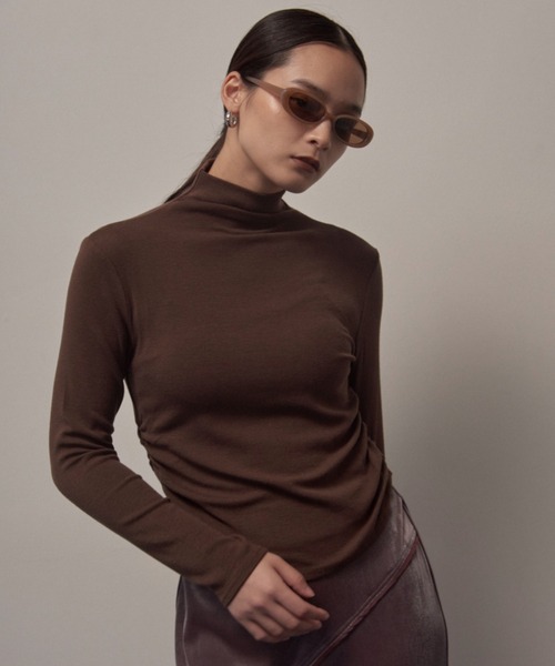Solace(ソレイス)の「サイドギャザーシンプルカットタートルネックトップス(Tシャツ/カットソー・レディース・ブラック/ブラウン/アイボリー・FREE)」の3枚目の写真