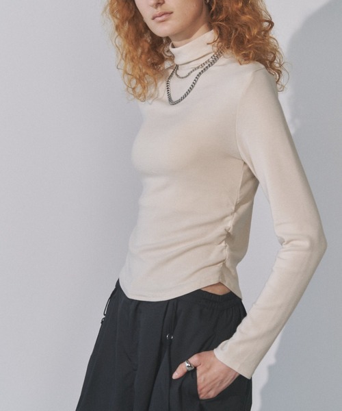 Solace(ソレイス)の「サイドギャザーシンプルカットタートルネックトップス(Tシャツ/カットソー・レディース・ブラック/ブラウン/アイボリー・FREE)」の1枚目の写真