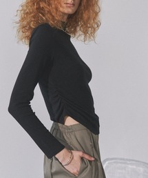 Solace（ソレイス）の「サイドギャザーシンプルカットタートルネックトップス（Tシャツ/カットソー）」