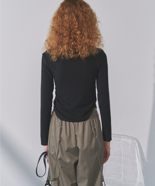 Solace(ソレイス)の「サイドギャザーシンプルカットタートルネックトップス(Tシャツ/カットソー・レディース・ブラック/ブラウン/アイボリー・FREE)」の13枚目の写真
