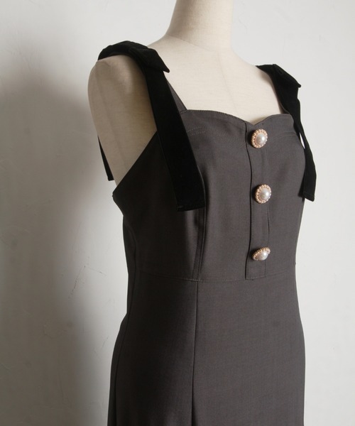 tocco closet(トッコ クローゼット)の「【ZOZO限定】肩ベロアリボンビジュー釦ジャンパースカート(ジャンパースカート・レディース・チャコールグレー/ブラック・M)」の11枚目の写真