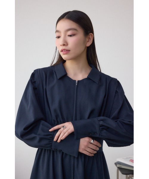 AZUL by moussy（アズールバイマウジー）の「【身長/骨格別着用画像あり】ウエストタック切り替えフレアワンピース　秋服　冬服　春服　シャツワンピース　長袖（ワンピース・レディース・ネイビー/ライトベージュ・SMALL/MEDIUM）」の2枚目の写真