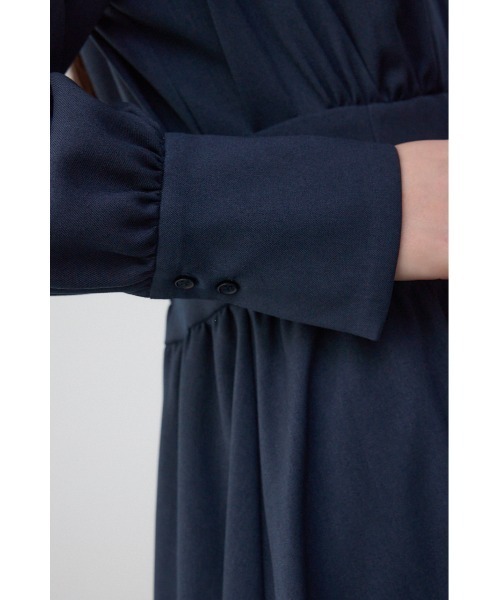 AZUL by moussy（アズールバイマウジー）の「【身長/骨格別着用画像あり】ウエストタック切り替えフレアワンピース　秋服　冬服　春服　シャツワンピース　長袖（ワンピース・レディース・ネイビー/ライトベージュ・SMALL/MEDIUM）」の3枚目の写真