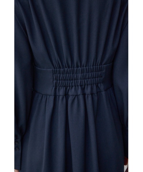 AZUL by moussy（アズールバイマウジー）の「【身長/骨格別着用画像あり】ウエストタック切り替えフレアワンピース　秋服　冬服　春服　シャツワンピース　長袖（ワンピース・レディース・ネイビー/ライトベージュ・SMALL/MEDIUM）」の4枚目の写真