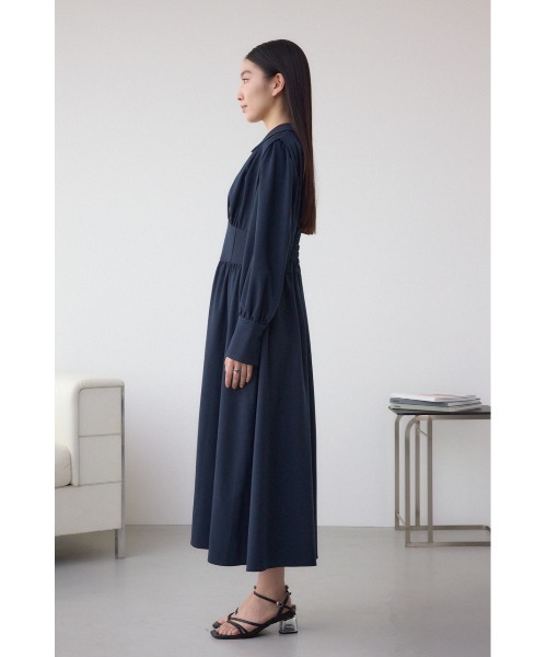 AZUL by moussy（アズールバイマウジー）の「【身長/骨格別着用画像あり】ウエストタック切り替えフレアワンピース　秋服　冬服　春服　シャツワンピース　長袖（ワンピース・レディース・ネイビー/ライトベージュ・SMALL/MEDIUM）」の6枚目の写真