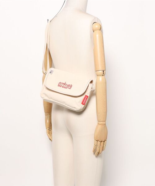 Manhattan Portage（マンハッタンポーテージ）の「FAR ROCKAWAY BAG CANVAS LITE 25（ショルダーバッグ・レディース・ナチュラル/ダークネイビー・X-SMALL）」の11枚目の写真