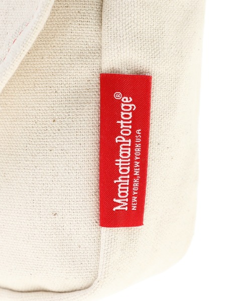 Manhattan Portage（マンハッタンポーテージ）の「FAR ROCKAWAY BAG CANVAS LITE 25（ショルダーバッグ・レディース・ナチュラル/ダークネイビー・X-SMALL）」の3枚目の写真