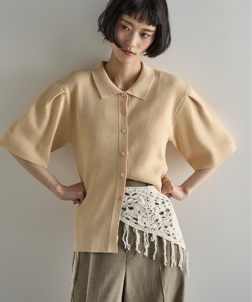 THE YOn（ザヨン）の「タックハーフスリーブポロサマーリブニットカーディガン（カーディガン/ボレロ・レディース・クリーム/ブラック/サックスブルー/バーガンディー・FREE）」の5枚目の写真