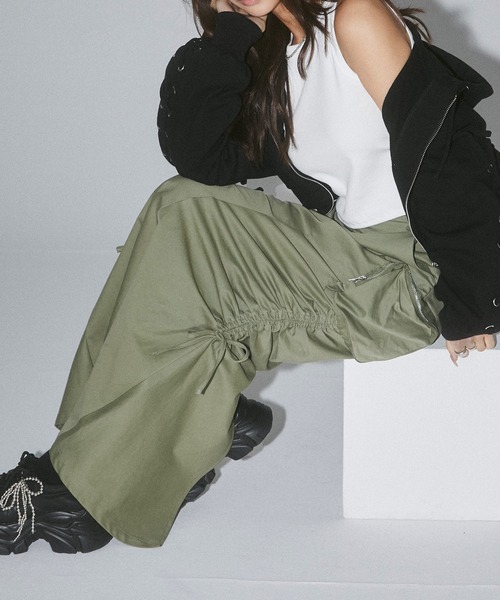 ENVYM（アンビー）の「【Aimi×ENVYM】ビッグポケットロングスカート（スカート・レディース・グレー/ブラック/カーキ・FREE）」の3枚目の写真