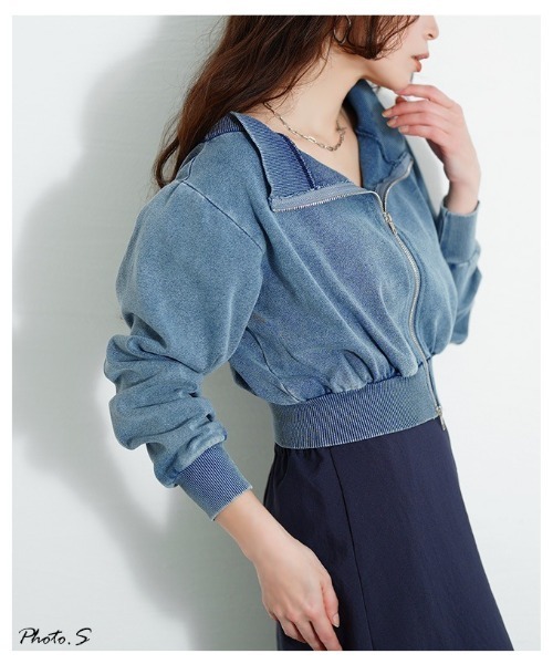 Sawa a la mode(サワアラモード)の「ヒトクセでこなれるジップアップショートスウェット(スウェット・レディース・ブラック/ブルー・FREE)」の4枚目の写真