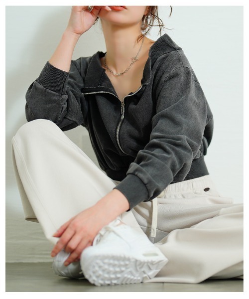 Sawa a la mode(サワアラモード)の「ヒトクセでこなれるジップアップショートスウェット(スウェット・レディース・ブラック/ブルー・FREE)」の13枚目の写真
