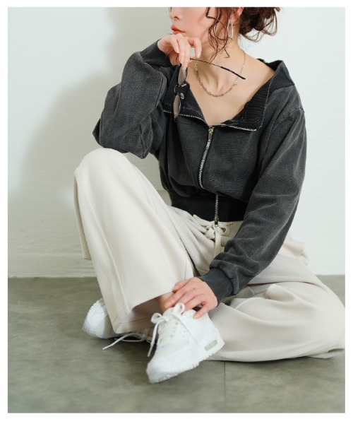 Sawa a la mode(サワアラモード)の「ヒトクセでこなれるジップアップショートスウェット(スウェット・レディース・ブラック/ブルー・FREE)」の17枚目の写真