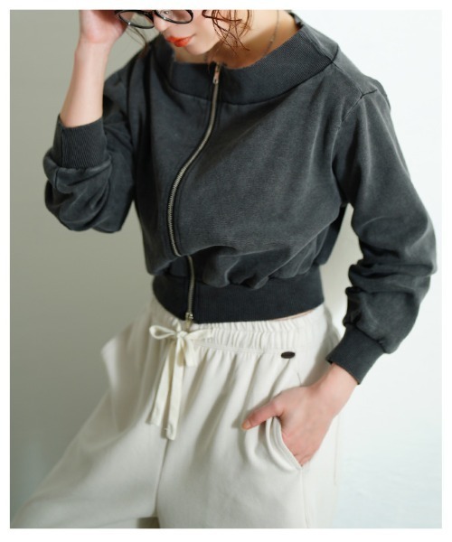 Sawa a la mode(サワアラモード)の「ヒトクセでこなれるジップアップショートスウェット(スウェット・レディース・ブラック/ブルー・FREE)」の18枚目の写真