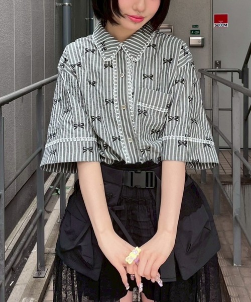 Candy Stripper（キャンディストリッパー）の「RIBBON STRIPE シャツ（シャツ/ブラウス・レディース・オフホワイト/ブルー/チャコール・FREE）」の3枚目の写真