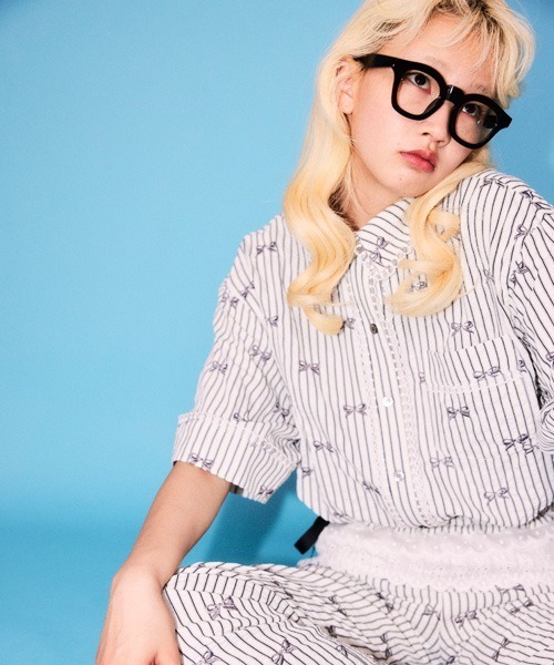 Candy Stripper（キャンディストリッパー）の「RIBBON STRIPE シャツ（シャツ/ブラウス・レディース・オフホワイト/ブルー/チャコール・FREE）」の7枚目の写真