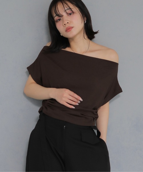 cheriella(シェリエラ)の「【cheriella】サイドギャザーオフショルトップス SIDE GATHER OFF-SHOULDER TOPS(Tシャツ/カットソー・レディース・ブラック/グレー/オフホワイト/ブラウン・M)」の4枚目の写真