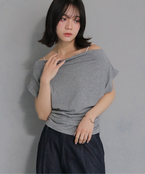 cheriella(シェリエラ)の「【cheriella】サイドギャザーオフショルトップス SIDE GATHER OFF-SHOULDER TOPS(Tシャツ/カットソー・レディース・ブラック/グレー/オフホワイト/ブラウン・M)」の3枚目の写真