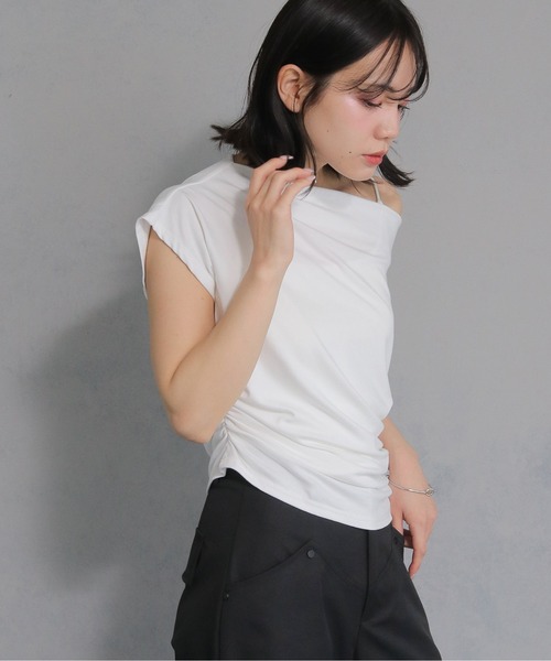 cheriella(シェリエラ)の「【cheriella】サイドギャザーオフショルトップス SIDE GATHER OFF-SHOULDER TOPS(Tシャツ/カットソー・レディース・ブラック/グレー/オフホワイト/ブラウン・M)」の2枚目の写真