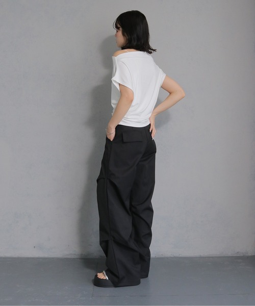 cheriella(シェリエラ)の「【cheriella】サイドギャザーオフショルトップス SIDE GATHER OFF-SHOULDER TOPS(Tシャツ/カットソー・レディース・ブラック/グレー/オフホワイト/ブラウン・M)」の17枚目の写真